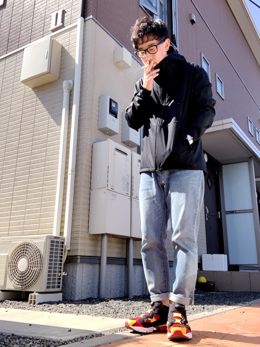 「スニーカーコーデ、UNIQLO、おしゃれさんと繋がりたい、ポンプフューリー、zozoデニム、SOPHNET.、春コーデ、休日スタイル」｜「ReebokのReebok INSTAPUMP FURY OG MU (SCARLET/BLACK/TOKUSICKYELLOW)（スニーカー、レッド系）」を使った、ゆうすけさん（メンズ・176cm）の春コーディネートの1枚目の写真
