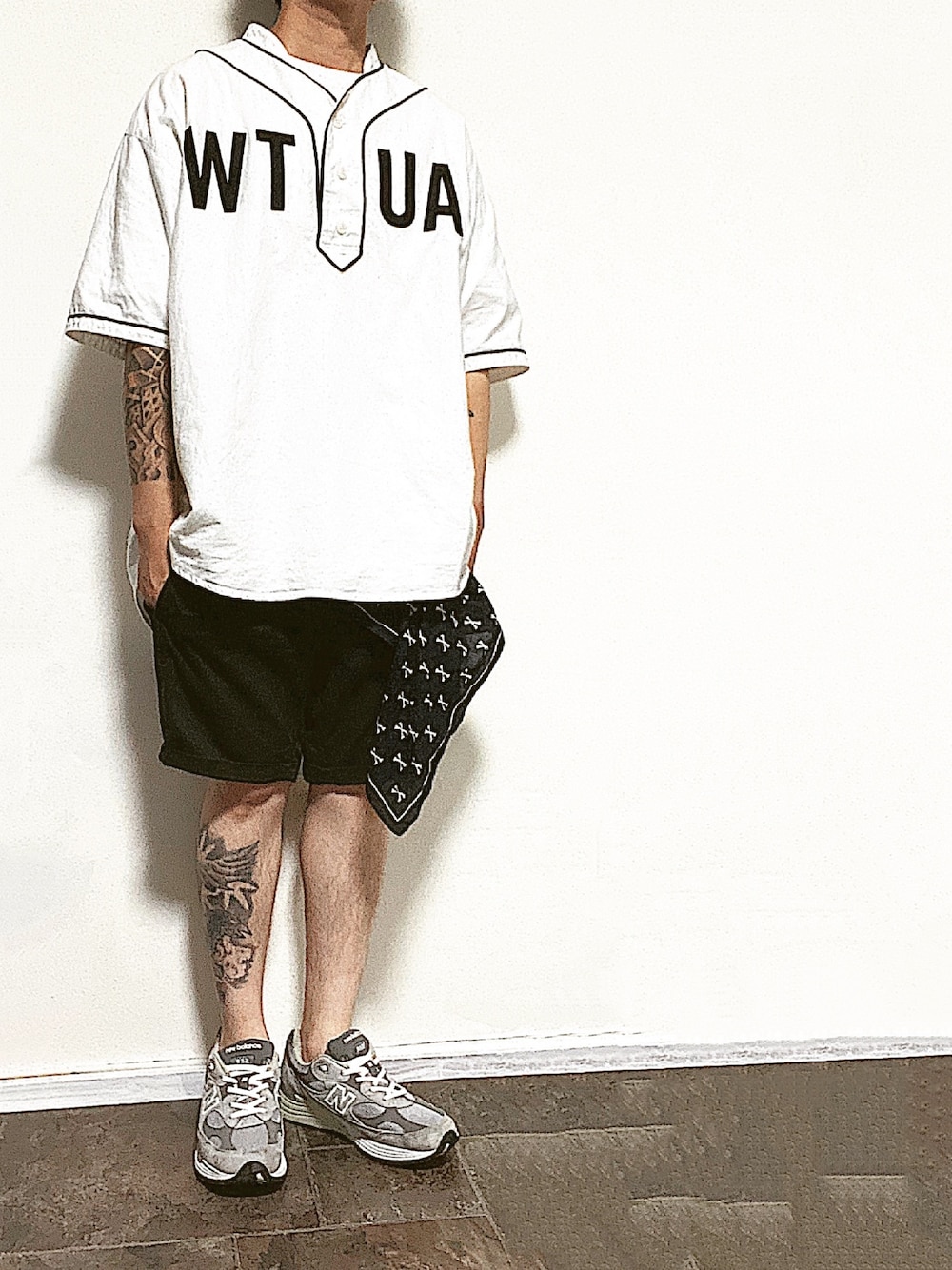「wtaps、GRAMICCI、短パン、New Balance、992、スタジアムシャツ」｜「WTAPSのアイテム（シャツ/ブラウス、ホワイト系）」を使った、ma-kiさん（メンズ・172cm）の夏コーディネートの1枚目の写真