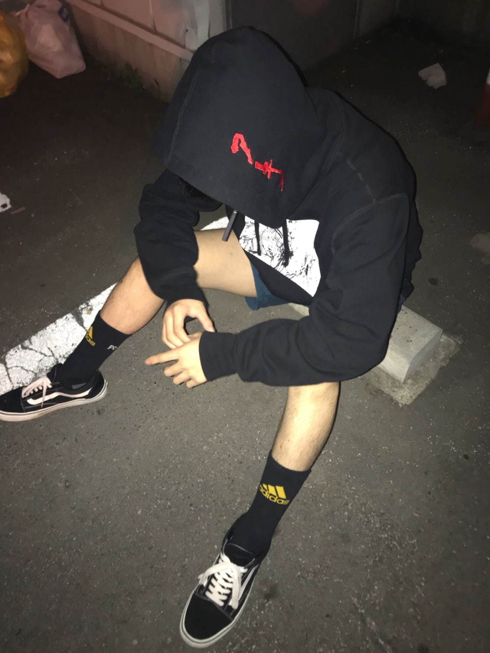 「おしゃれさんと繋がりたい、お洒落さんとつながりたい、VANS、supreme、ストリート、ショートパンツ、パーカー、タバコ、AKIRA、アキラ」｜「Gosha Rubchinskiyのアイテム（ソックス/靴下、ブラック系）」を使った、www.さん（メンズ・178cm）の夏コーディネートの1枚目の写真