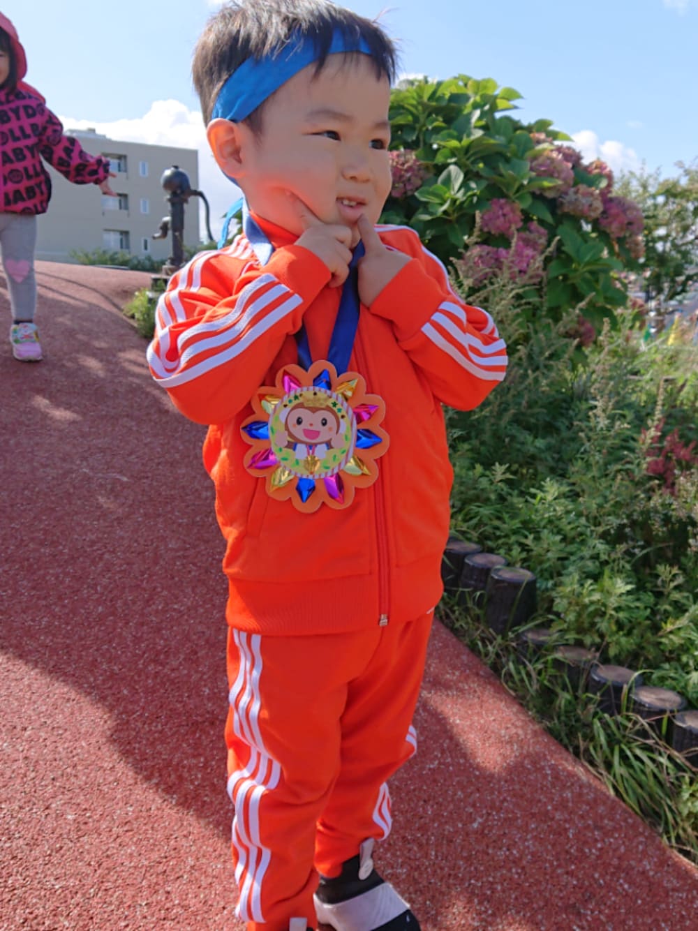 adidasのジャージ（オレンジ系）を使ったキッズ人気ファッション 
