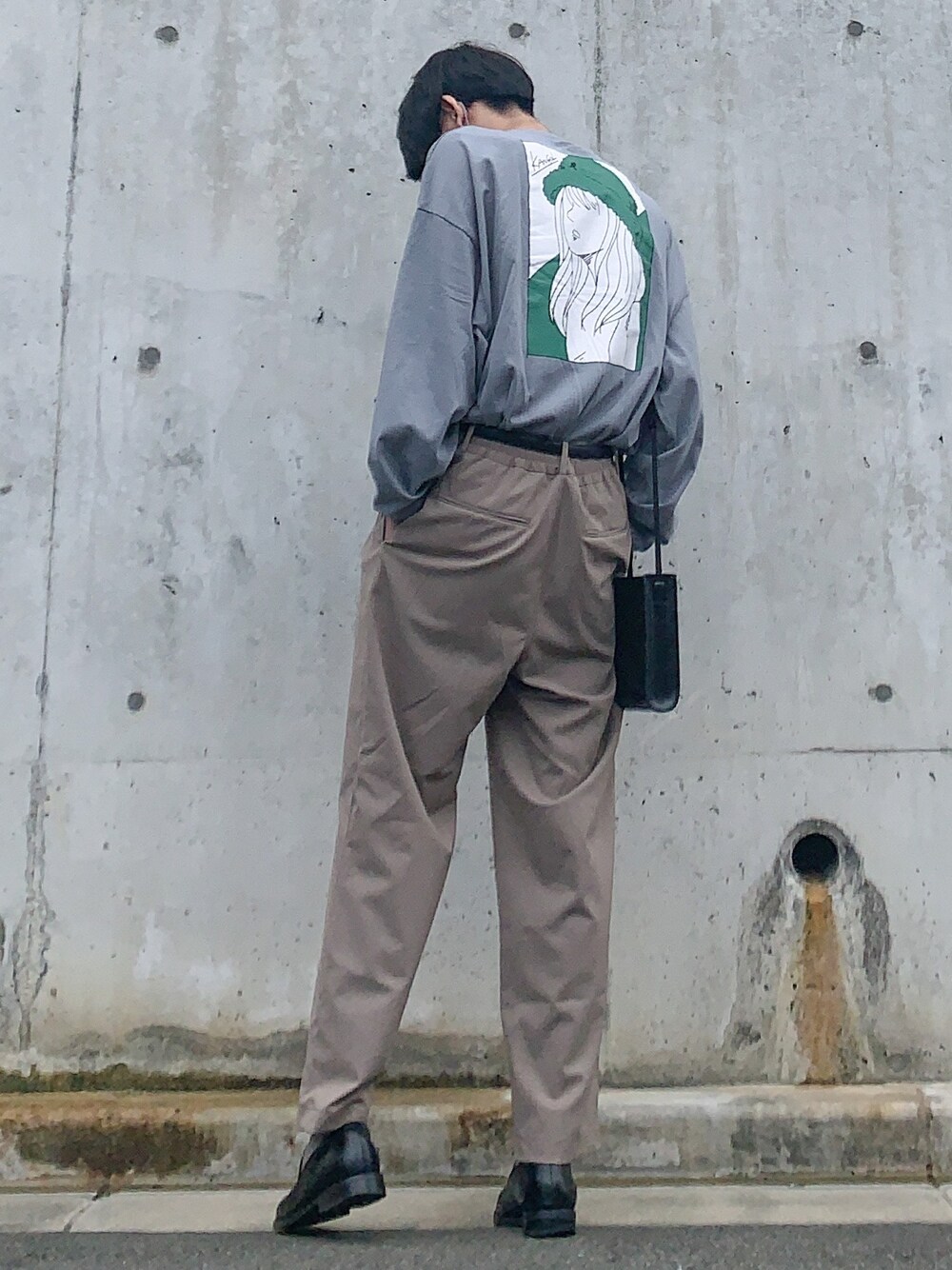 グレー系のTシャツ/カットソー、ベージュ系のパンツ、ブラック系のスリッポンを着用したメンズの春コーディネートの1枚目の写真