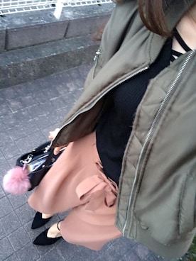 「カーキ×ベージュ」｜「アイテム（パンツ）」を使った、tokoさん（レディース・161cm）の春コーディネート