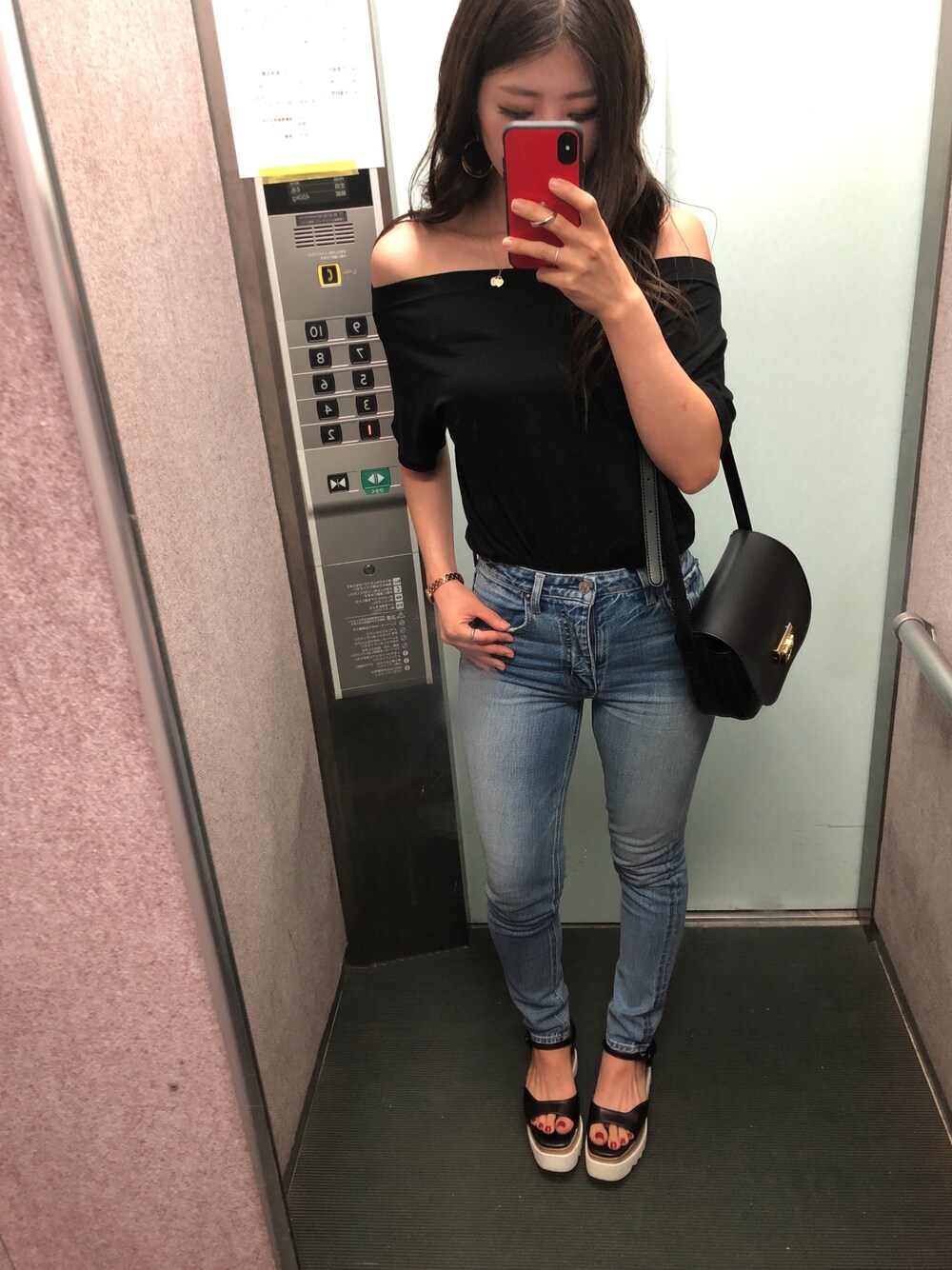 「夏、オフショル、黒、スキニーデニム、シンプル、ショルダーバッグ、Edit Sheen、ootd、ランチ、大人カジュアル」｜「DHOLICのテンセル混ボートネックTシャツ（Tシャツ/カットソー、ブラック系）」を使った、tokoさん（レディース・161cm）の夏コーディネートの1枚目の写真