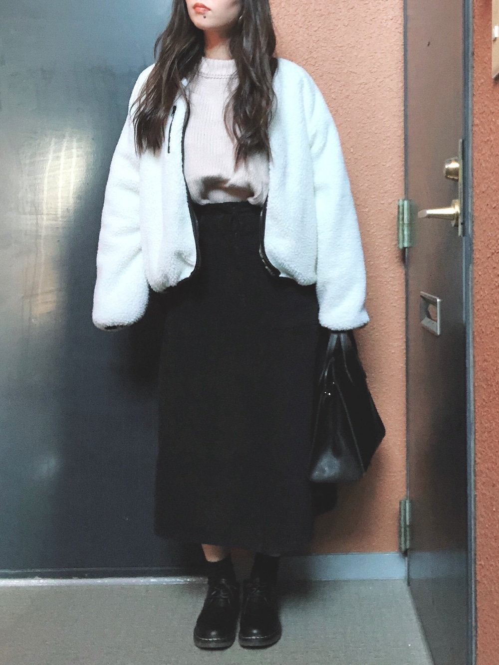 「きれいめカジュアル、コーデュロイスカート、GRL、ボア、ボアブルゾン、titivate、大人ガーリー、オトナ女子」｜「GRLのドロップショルダーニットトップス（ニット/セーター、ベージュ系）」を使った、tokoさん（レディース・161cm）の秋コーディネートの1枚目の写真
