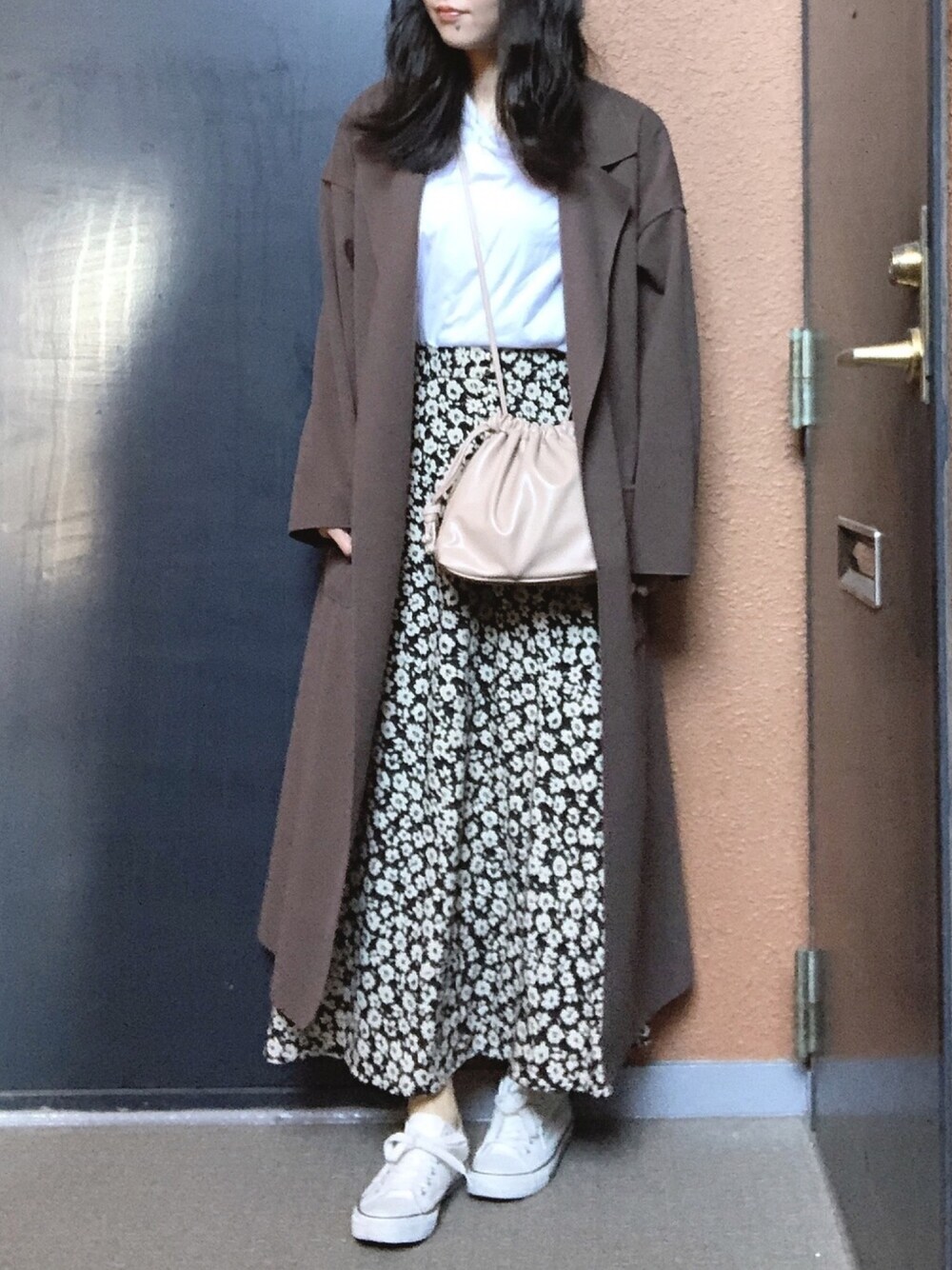 「オトナ女子、花柄スカート、ロングスカート、プチプラ、プチプラコーデ、春コーデ、ロングコート、休日スタイル、白スニーカー」｜「GRLのリバーロングコート（その他アウター、ブラウン系）」を使った、tokoさん（レディース・161cm）の春コーディネートの1枚目の写真