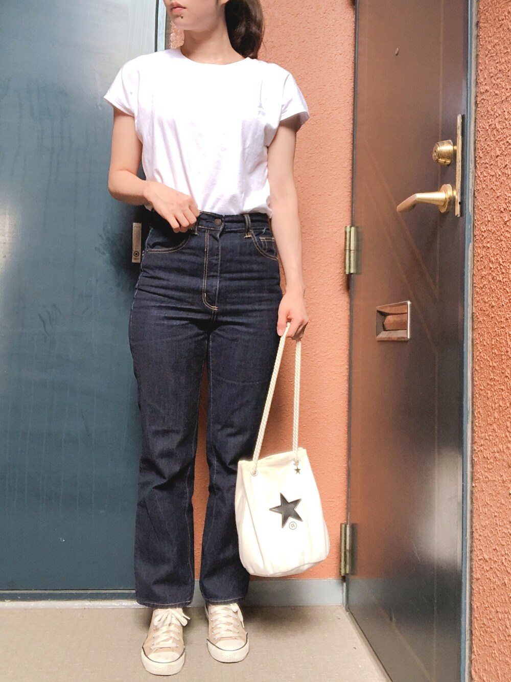 ホワイト系のTシャツ/カットソー、ブルー系のデニムパンツ、ベージュ系のスニーカーを着用したレディースの夏コーディネートの1枚目の写真