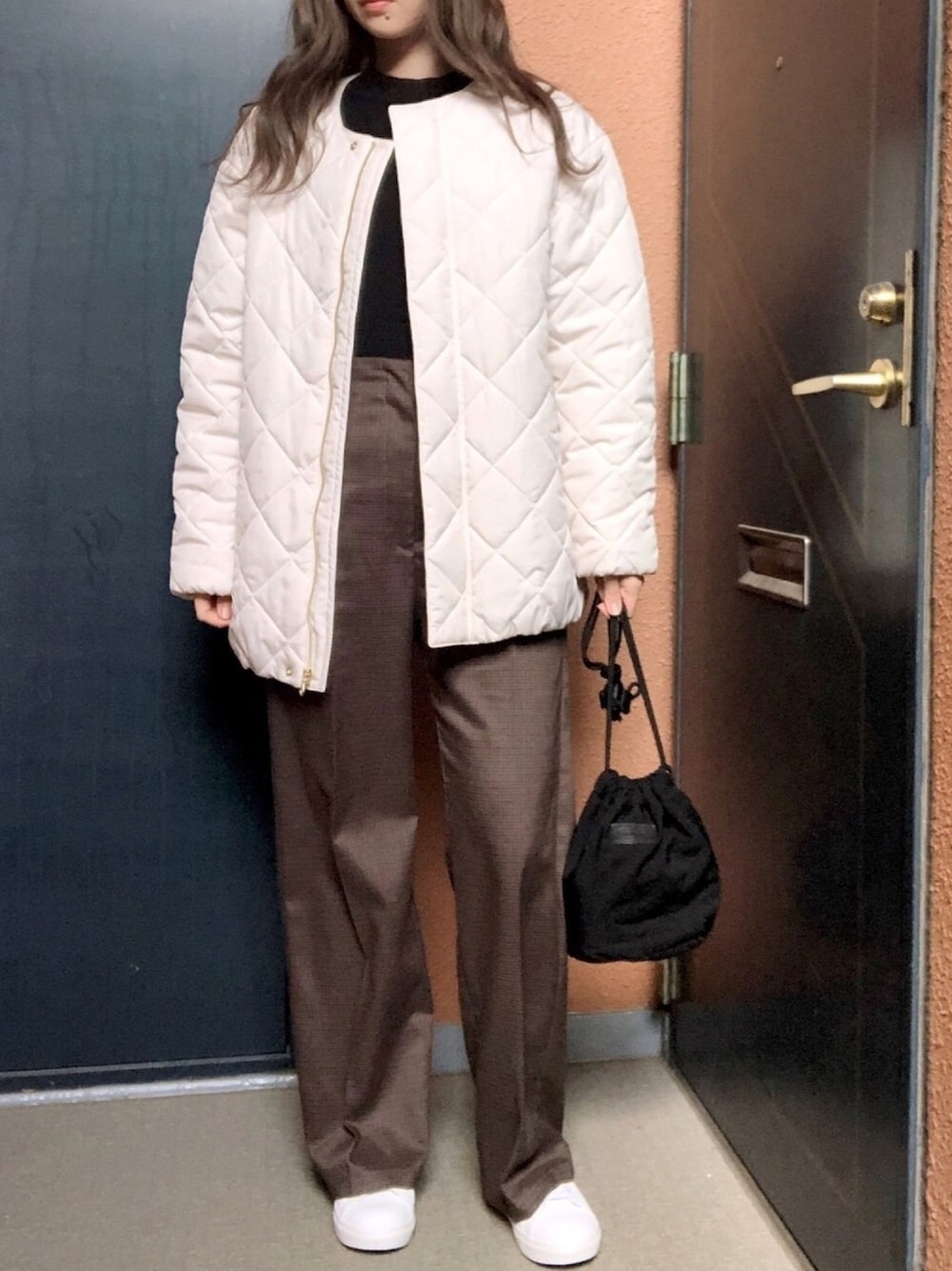 「プチプラ、キルティング、キルティングジャケット、ブルゾン、チェックパンツ、白スニーカー、ootd、オトナカジュアル、冬コーデ、私の推しブランド」｜「しまむらのアイテム（スラックス、ブラウン系）」を使った、tokoさん（レディース・161cm）の冬コーディネートの1枚目の写真