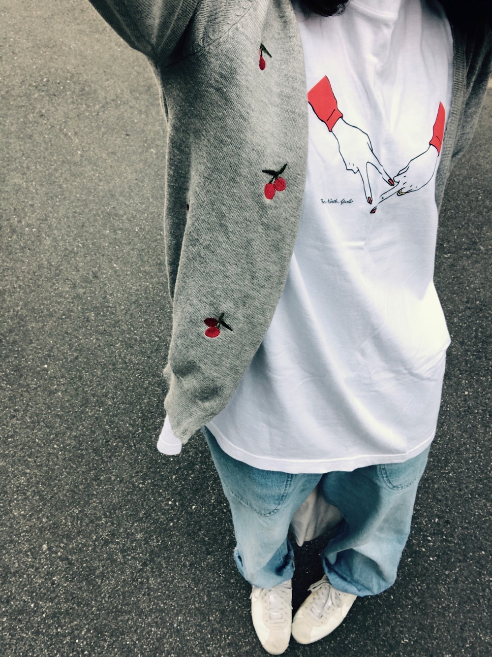 ホワイト系のTシャツ/カットソー、グレー系のカーディガン/ボレロ、ブルー系のデニムパンツを着用したレディースの春コーディネートの1枚目の写真