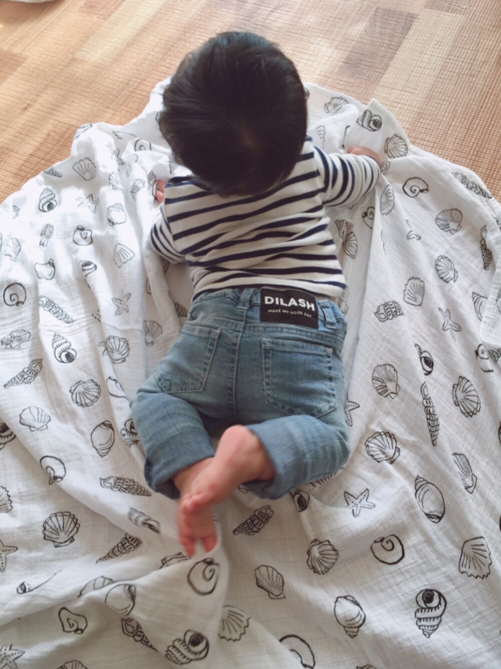 「生後7ヶ月、男の子、ベビーコーデ、うつぶせ、赤ちゃん」｜「DILASHのストレッチデニムパンツ（デニムパンツ、ブルー系）」を使った、msbさん（キッズ・70cm）の秋コーディネートの1枚目の写真