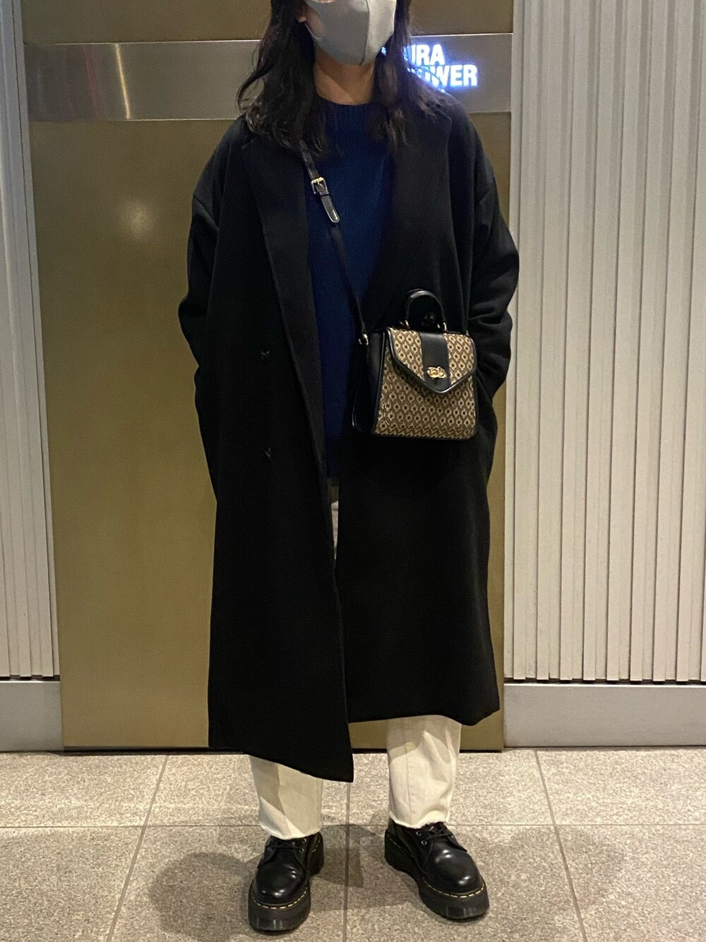 「LIANのスリットロングチェスターコート（チェスターコート、ブラック系）」を使った、フウカさん（レディース・164cm）の冬コーディネートの1枚目の写真