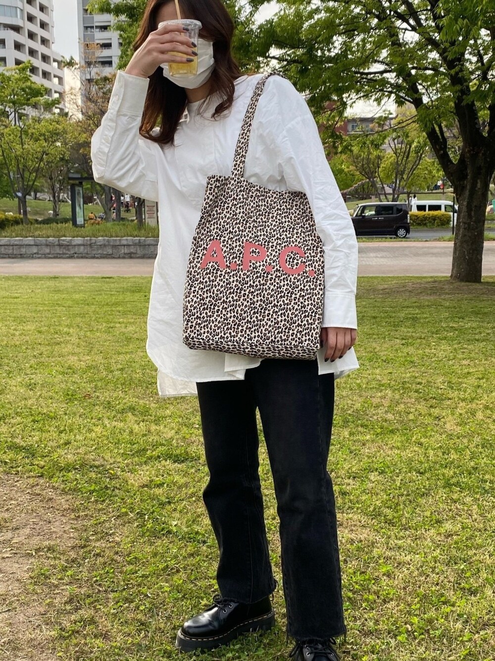 「カジュアルコーデ、休日スタイル、ゆるコーデ、公園、カフェ、大学生」｜「A.P.C.のTOTE LOU   21E（トートバッグ、ホワイト系）」を使った、フウカさん（レディース・164cm）の春コーディネートの1枚目の写真