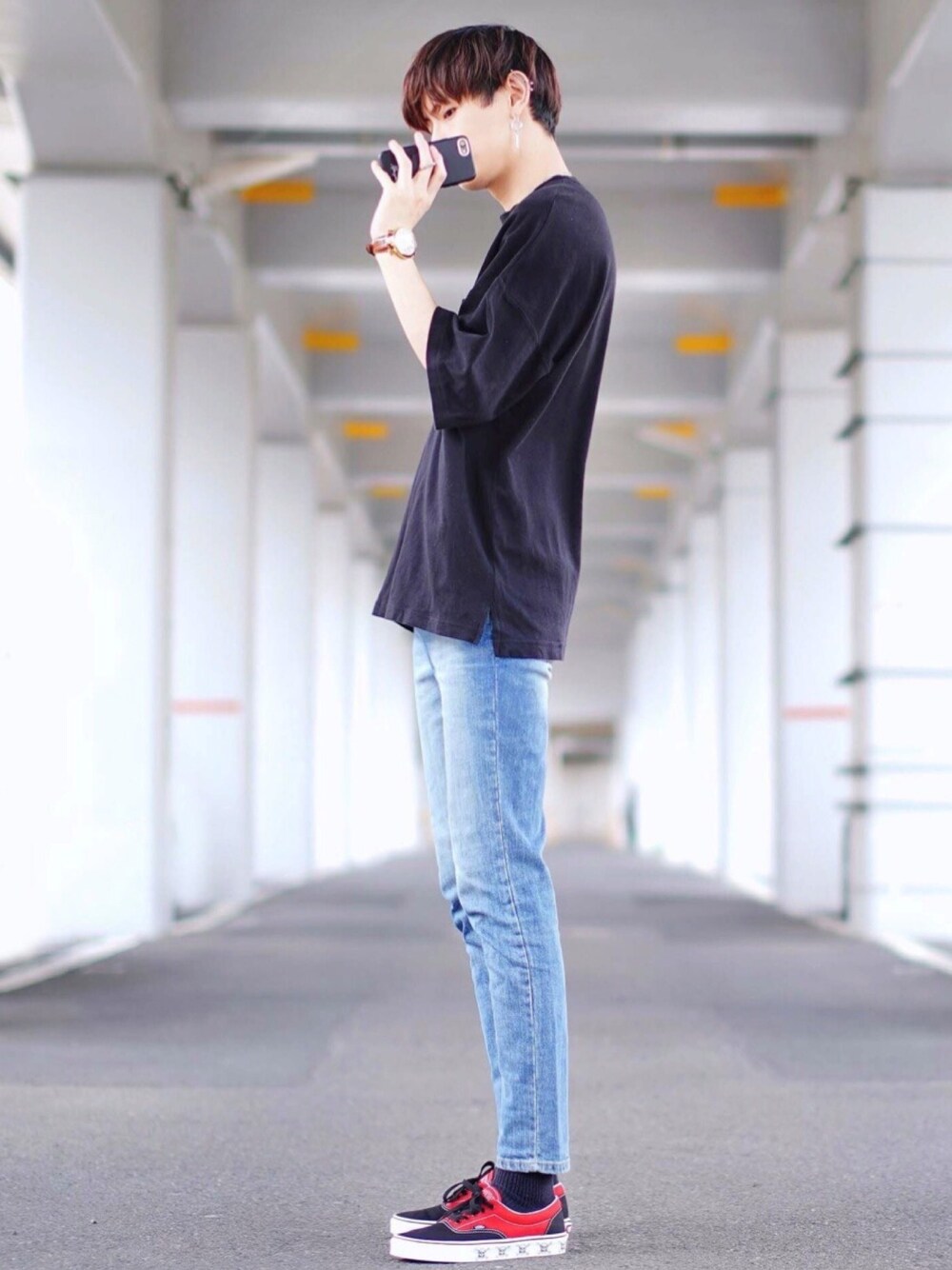 ブラック系のスニーカー、ブルー系のTシャツ/カットソー、ブルー系のデニムパンツを着用したメンズの春コーディネートの1枚目の写真