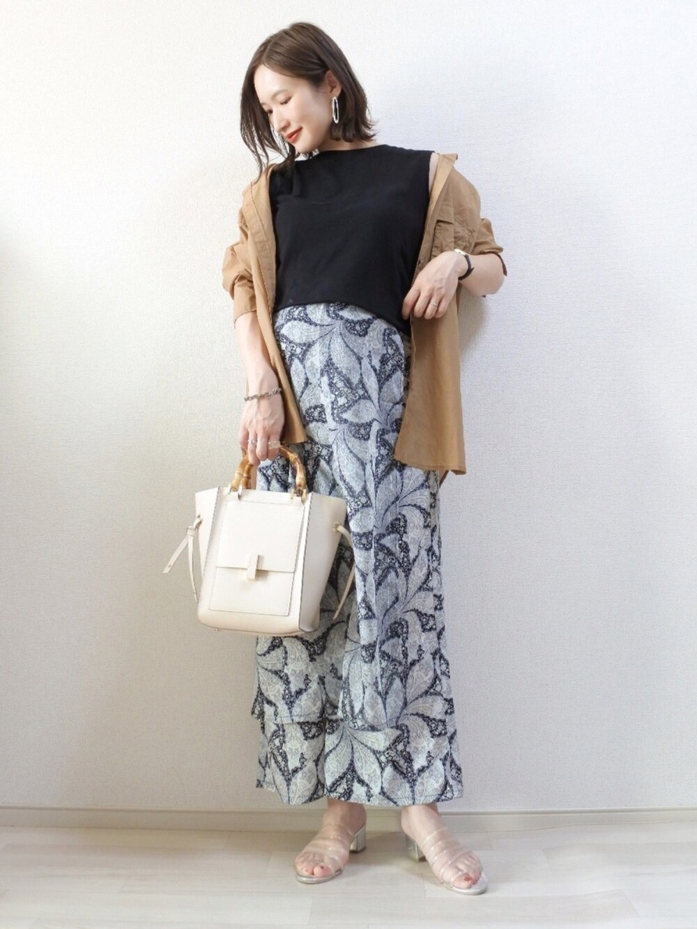 ブラウン系のシャツ/ブラウス、ブラック系のTシャツ/カットソー、ブラック系のその他パンツを着用したレディースの夏コーディネートの1枚目の写真