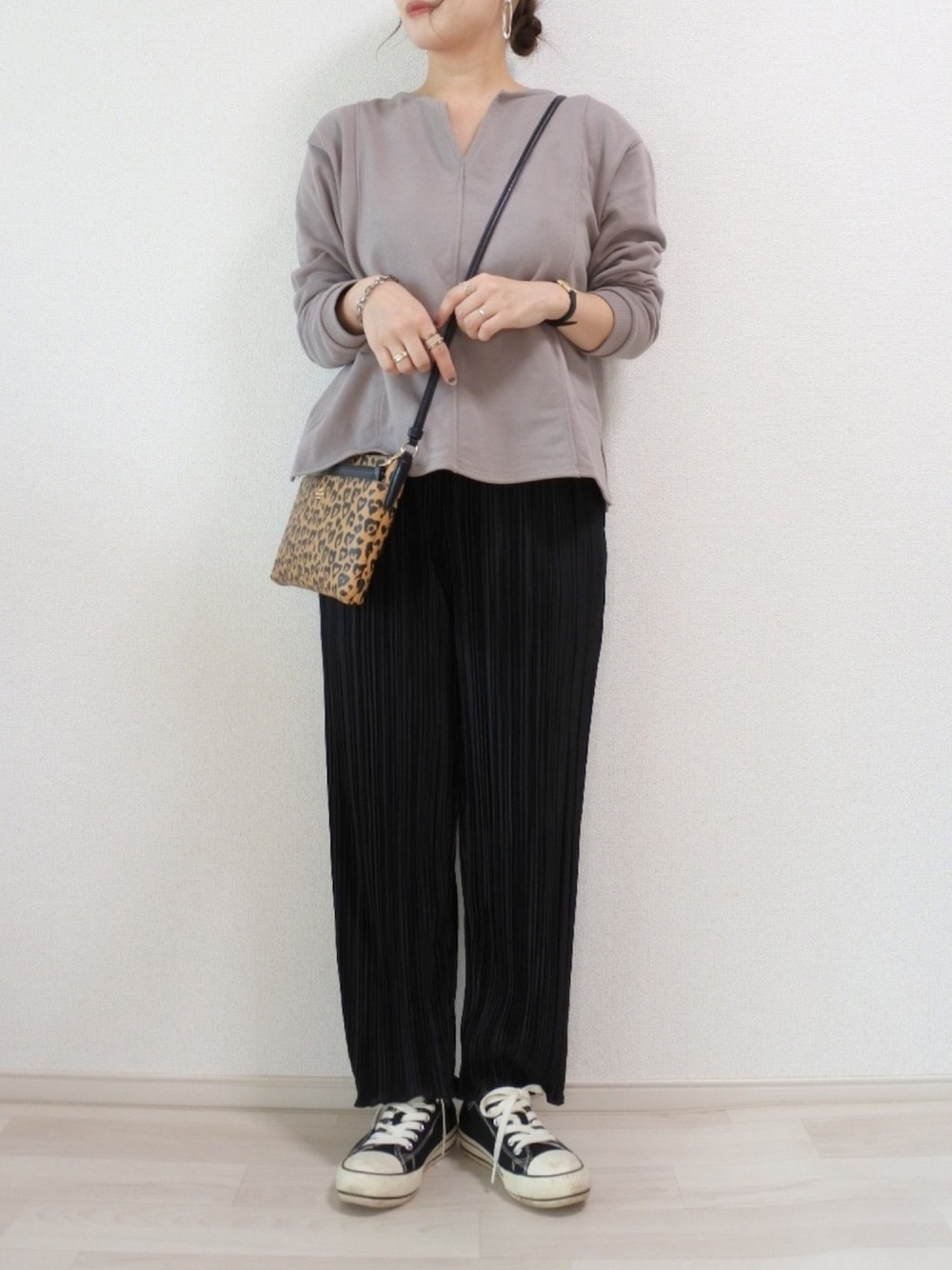 「秋服、おしゃれさんと繋がりたい、楽チンコーデ、reca、スウェット、スウェットコーデ、プリーツパンツ、しまむら、ママコーデ、レオパード柄」｜「しまむらのアイテム（パンツ、ブラック系）」を使った、 𝕐𝕌𝕂𝕚さん（レディース・160cm）の秋コーディネートの1枚目の写真