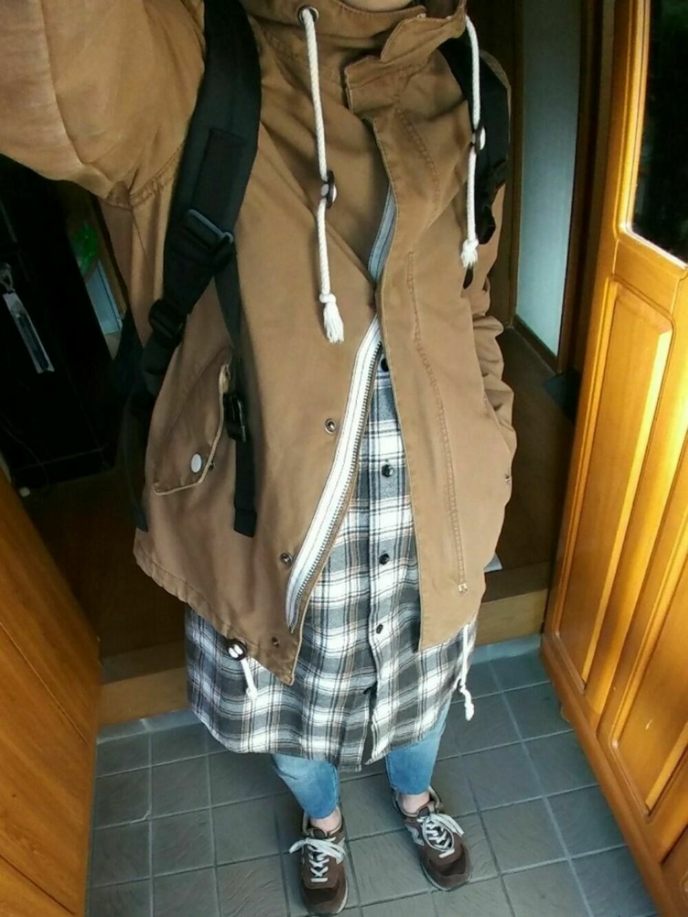 「マウンテンパーカー、グランパシャツ、ニューバランス、おしゃれさんと繋がりたい、茶系、茶系コーデ、リュック、スニーカー、テーパードパンツ、アンクルパンツ」｜「古着のアイテム（シャツ/ブラウス、ブラウン系）」を使った、ずんやさん（メンズ・159cm）の冬コーディネートの1枚目の写真