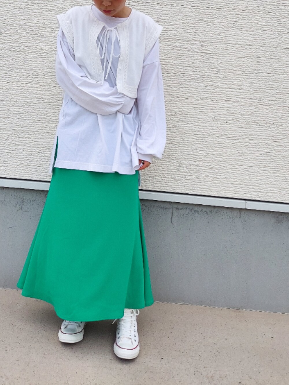 「これが私をアゲる服、おしゃれさんと繋がりたい、着回しコーデ、スニーカーコーデ、スニーカー、ciaopanic、Kastane、カラースカート」｜「Kastaneの刺繍フラップ付き3WAYブラウス（シャツ/ブラウス、ホワイト系）」を使った、こなつさん（レディース・156cm）の春コーディネートの1枚目の写真