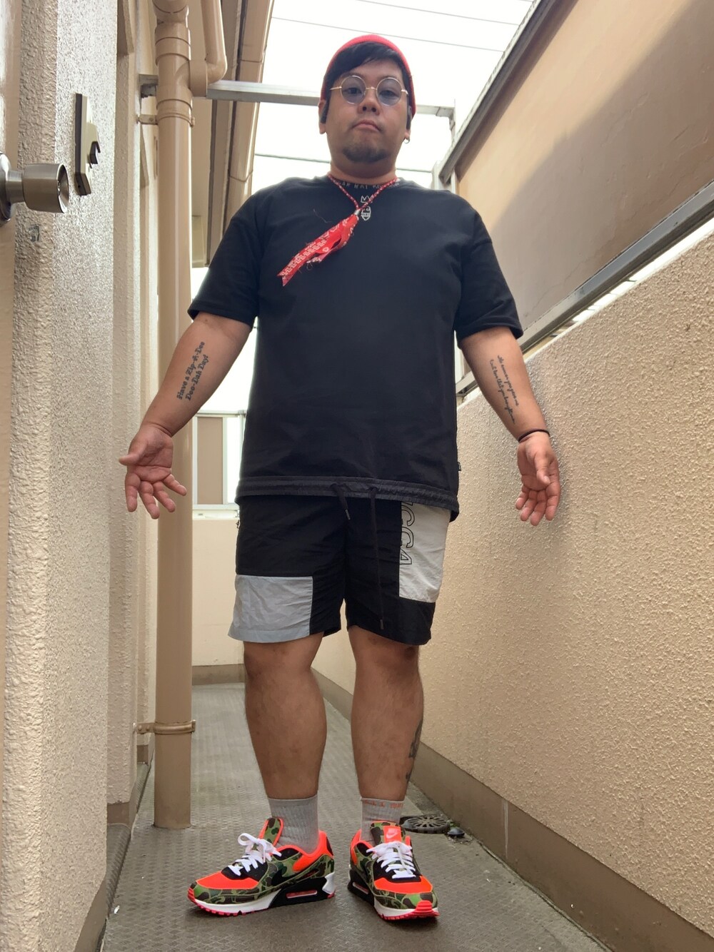 「BUCCA 44の【BUCCA 44】タグニットキャップ（ニットキャップ/ビーニー、レッド系）」を使った、takashi10969さん（メンズ・170cm）の春コーディネートの1枚目の写真