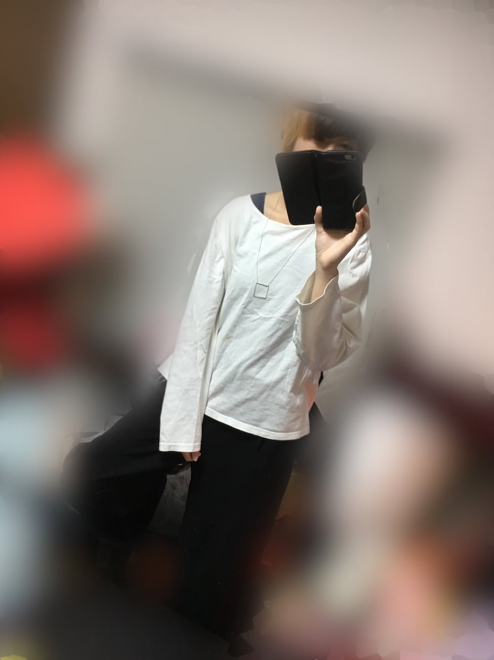 「ボーイッシュ、バンドマン、ギター、ゆるコーデ」｜「古着のアイテム（Tシャツ/カットソー、ホワイト系）」を使った、はとさまさん（レディース・160cm）の冬コーディネートの1枚目の写真