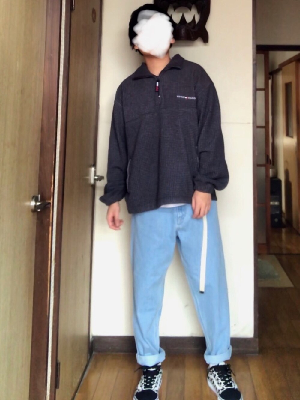 「冬、シンプル、大人カジュアル、FREAK’Ｓ STORE、TOMMY HILFIGER、VANS、ゆったりコーデ、デニム、冬コーデ、古着」｜「TOMMY HILFIGERのアイテム（その他アウター、ブラック系）」を使った、こーすけさん（メンズ・167cm）の冬コーディネートの1枚目の写真