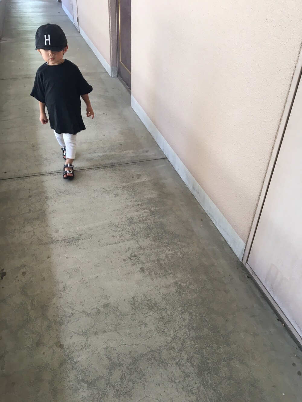 ブラック系のTシャツ/カットソー、その他のトップス、ブラック系のキャップを着用したキッズの夏コーディネートの1枚目の写真