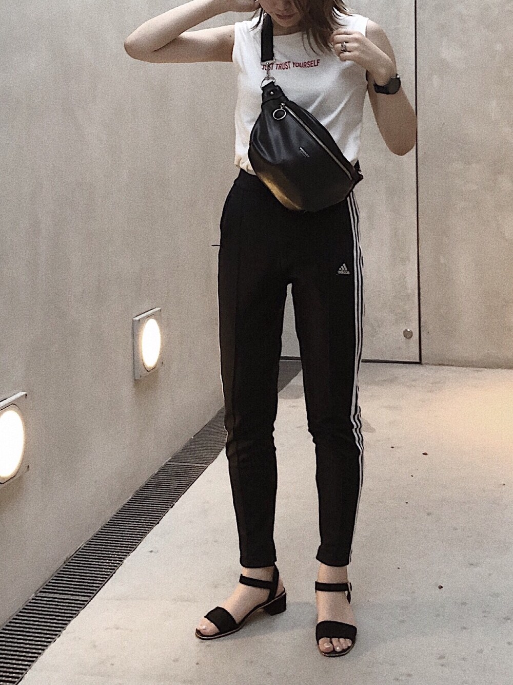 「sporty、adidas、ラインパンツ、スポーティ、ショルダーバッグ、ウエストポーチ」｜「MOUSSYのアイテム（その他パンツ、ブラック系）」を使った、koyuki さん（レディース・165cm）の秋コーディネートの1枚目の写真