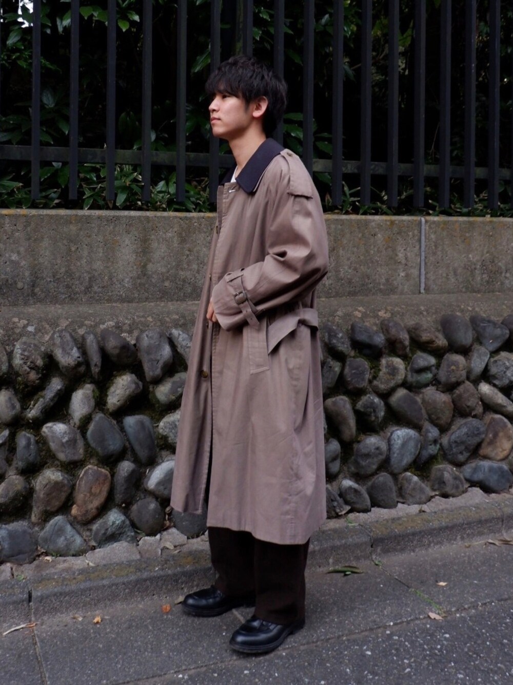 「秋のコーデ、ワイドパンツ、トレンチコート、カーキ、カーキアウター、ブラウン、ロングコート、やっぱりストリートが好き、低身長」｜「Y’s for menのアイテム（パンツ、ブラウン系）」を使った、てらさん（メンズ・168cm）の秋コーディネートの1枚目の写真