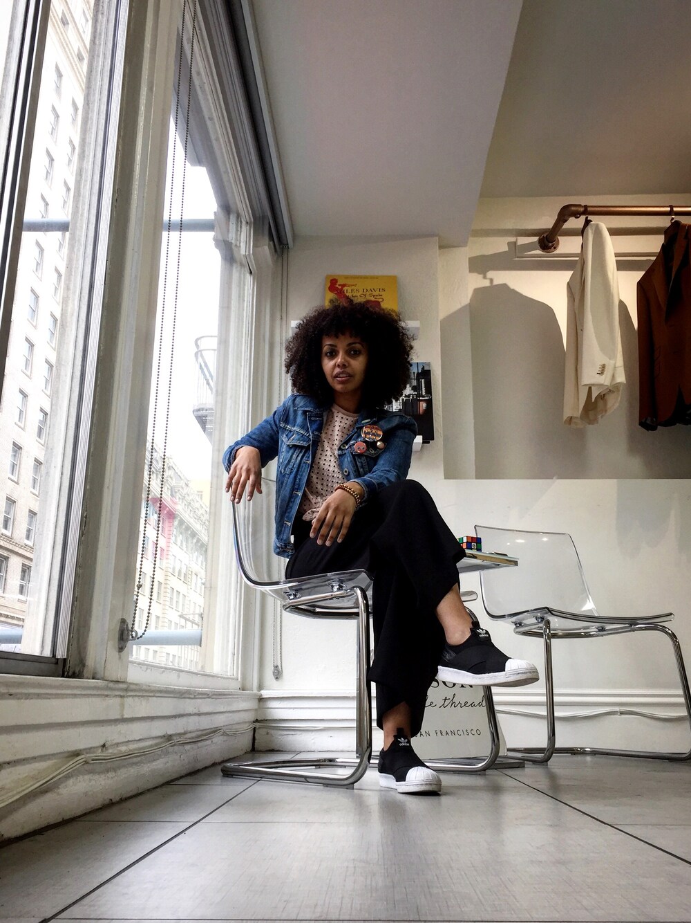 「slipons、curly、adidas」｜「ZARAのアイテム（パンツ、ブラック系）」を使った、Mimo Haileさん（レディース・157cm）の春コーディネートの1枚目の写真