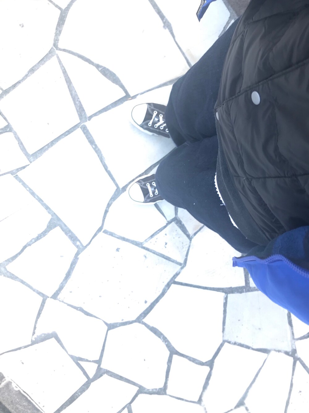 「eddiebauer、ブルゾン、TAION、ダウンベスト、silver tab、デニム、converse、シンプル、ブラック、レイヤードスタイル」｜「Eddie Bauerのアイテム（ブルゾン、ブルー系）」を使った、ぐーさん（メンズ・170cm）の冬コーディネートの1枚目の写真