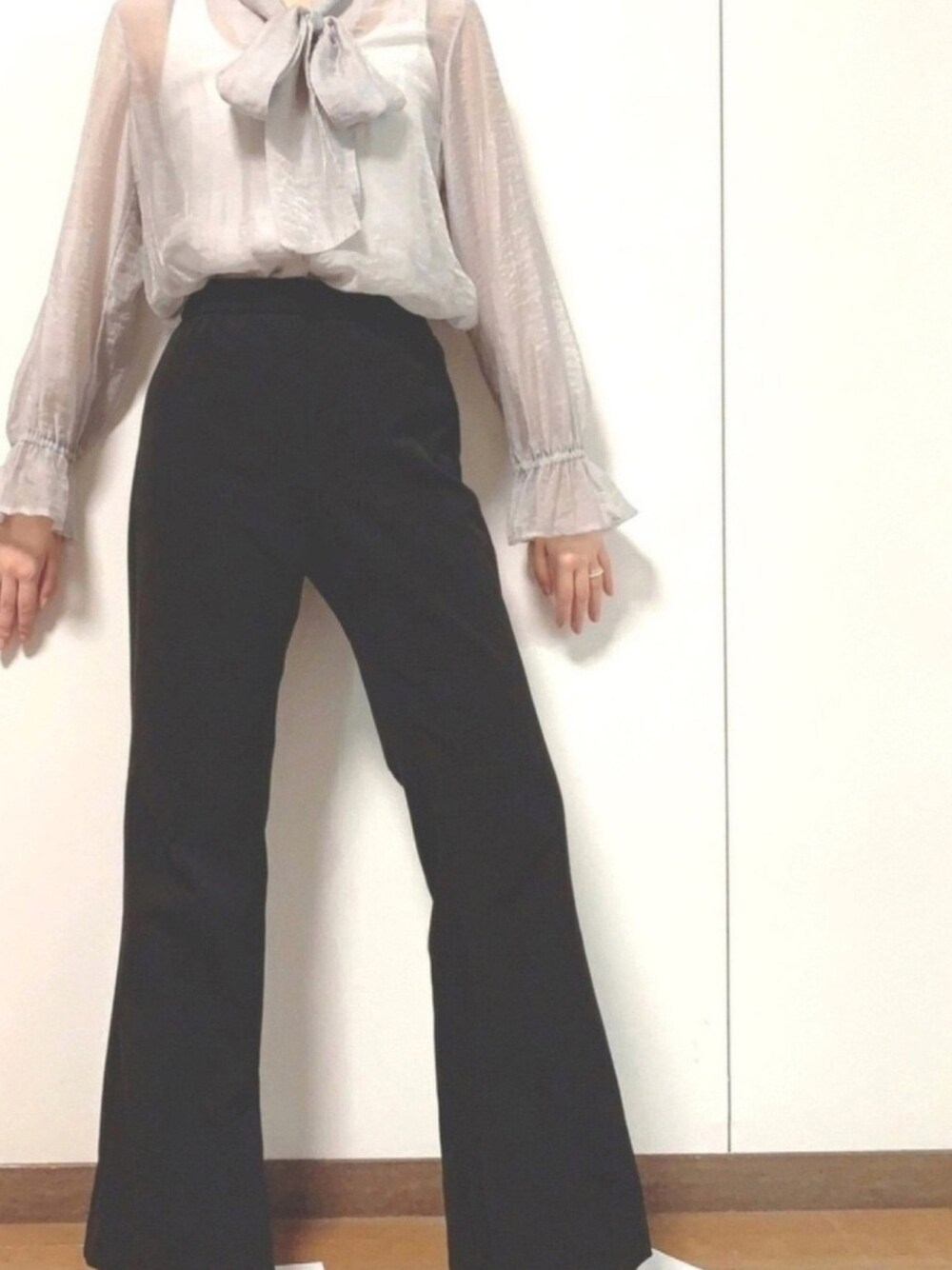 「プチプラ、ootd、白スニーカー、GU、ブラウス、韓国ファッション、シースルー、秋服準備はじめました、スラックス、フレアパンツ」｜「GUのアイテム（スラックス、ブラック系）」を使った、fukukuruさん（レディース・160cm）の秋コーディネートの1枚目の写真