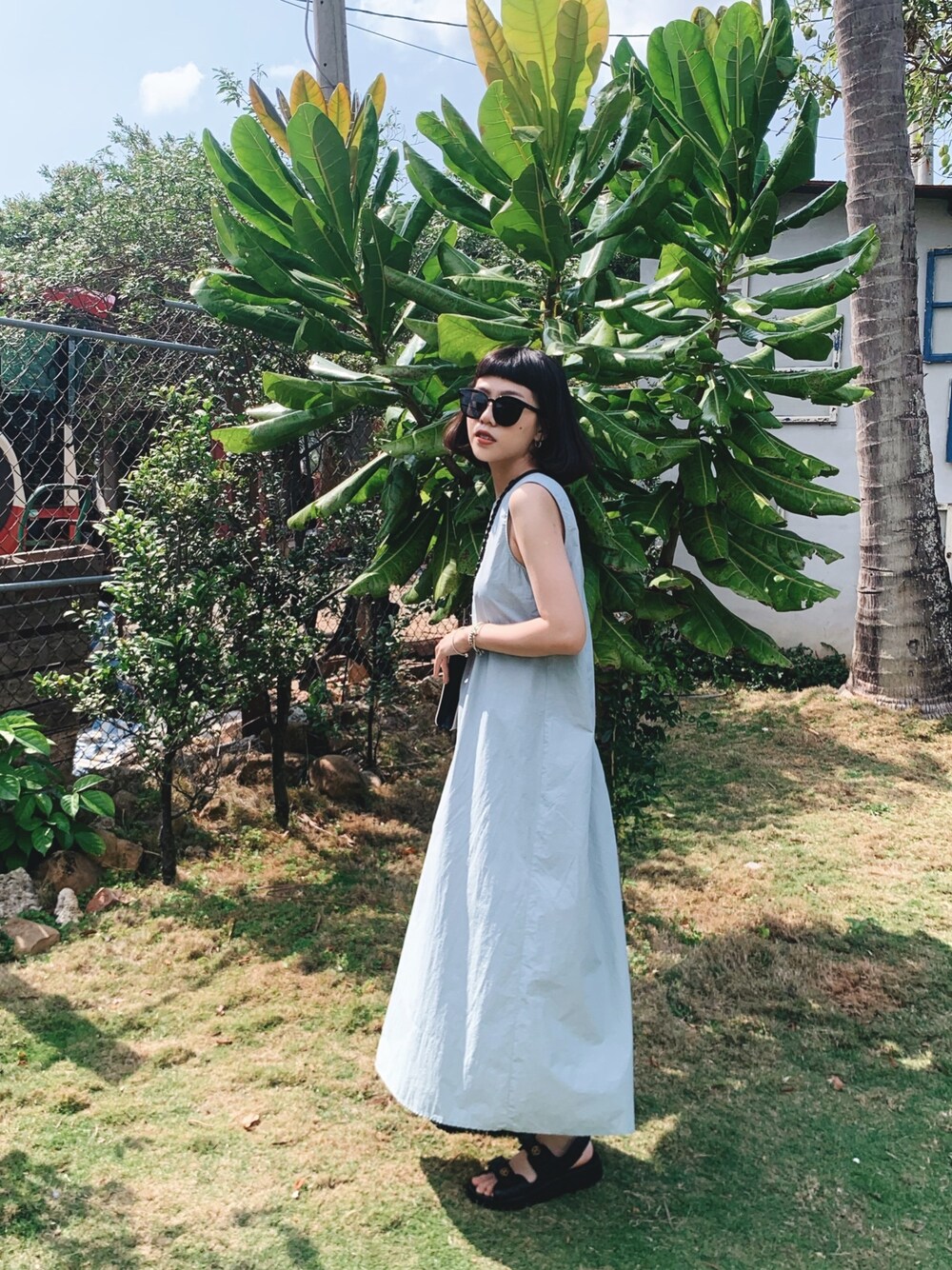 「chanel、summerdress、summer style、summer、ootd」｜「CHANELのアイテム（サンダル、ブラック系）」を使った、ちちさん（レディース・162cm）の春コーディネートの1枚目の写真
