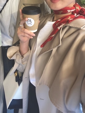 「カフェ」｜「アイテム（トレンチコート）」を使った、彩乃さん（レディース・161cm）の春コーディネート