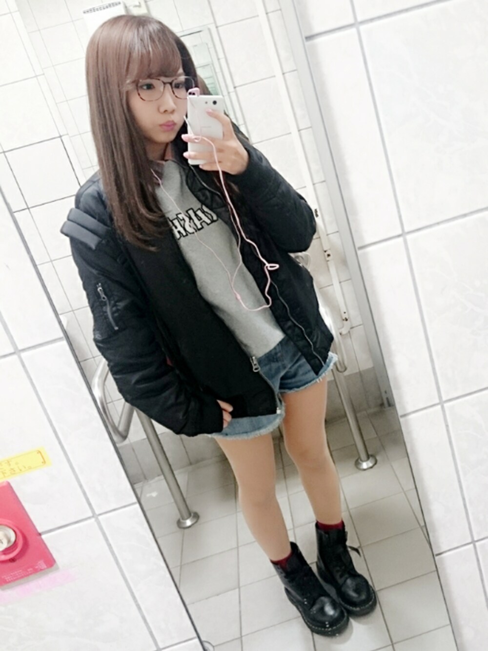 ブラック系のミリタリージャケット、ブルー系のデニムパンツ、グレー系のニット/セーターを着用したレディースの冬コーディネートの1枚目の写真