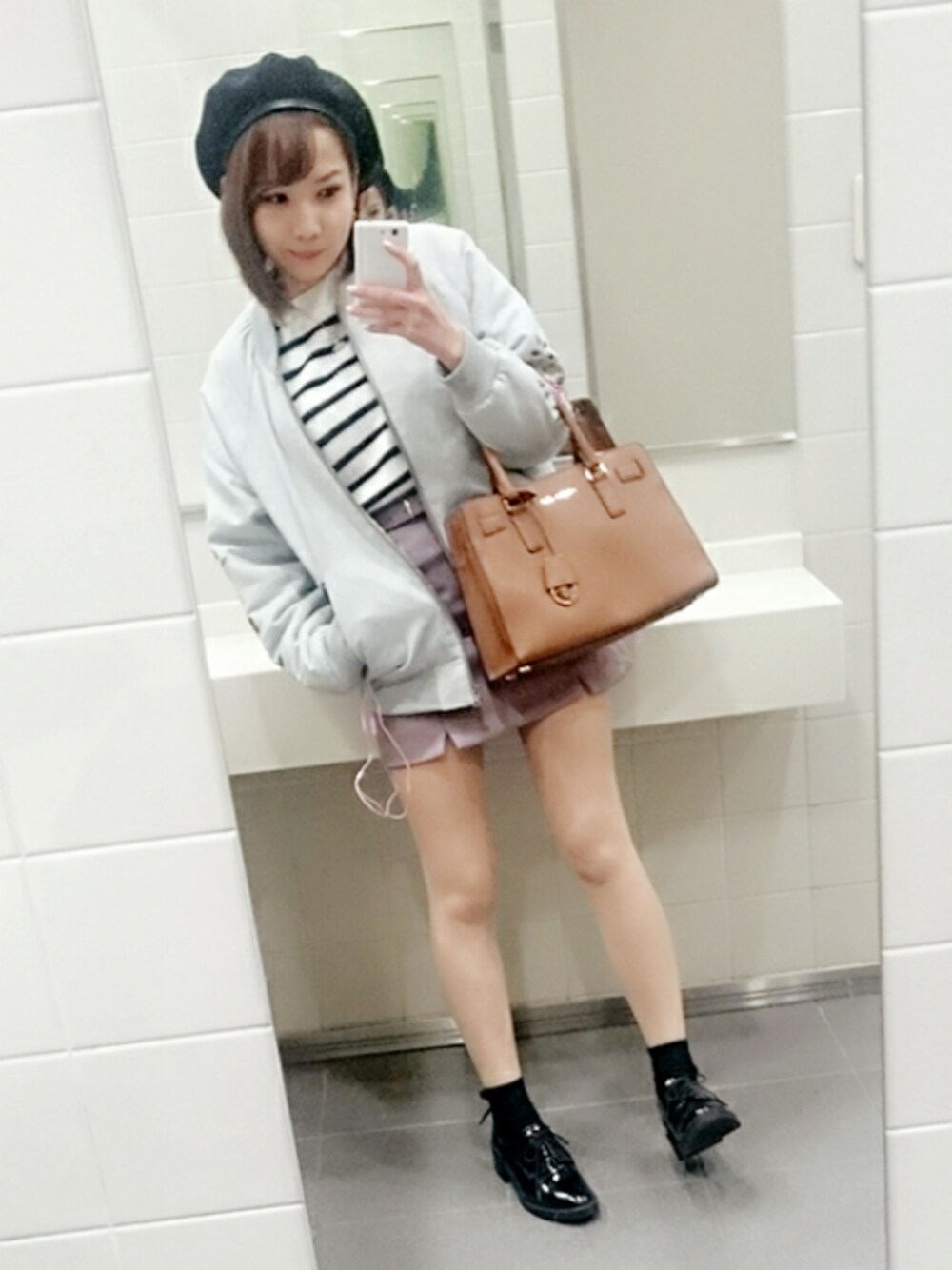 ブラック系のその他シューズ、グレー系のブルゾン、ピンク系のスカートを着用したレディースの冬コーディネートの1枚目の写真