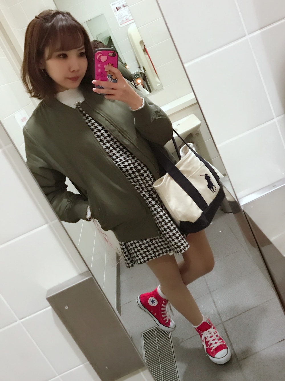 グリーン系のブルゾン、ホワイト系のニット/セーター、その他のワンピースを着用したレディースの冬コーディネートの1枚目の写真