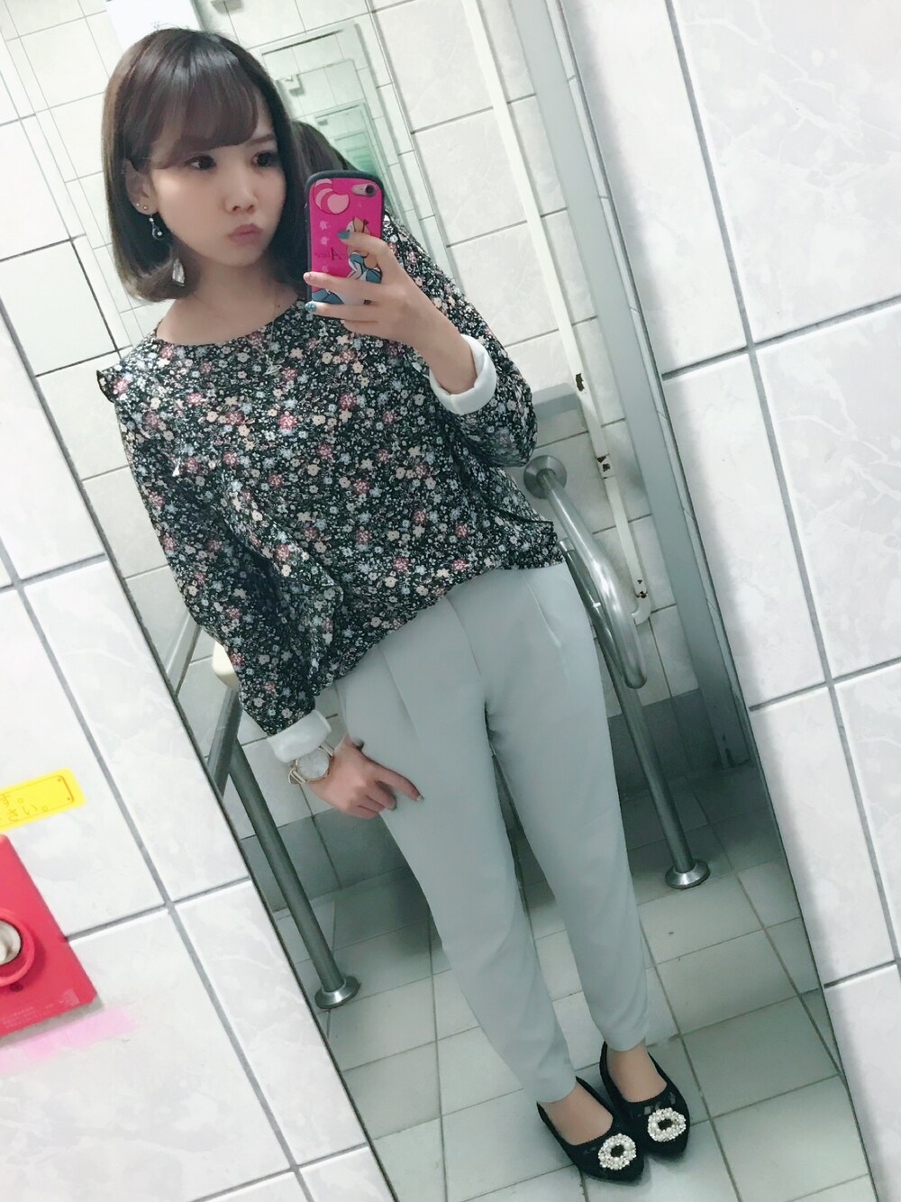 その他のシャツ/ブラウス、グレー系のパンツ、ブラック系のシューズを着用したレディースの冬コーディネートの1枚目の写真