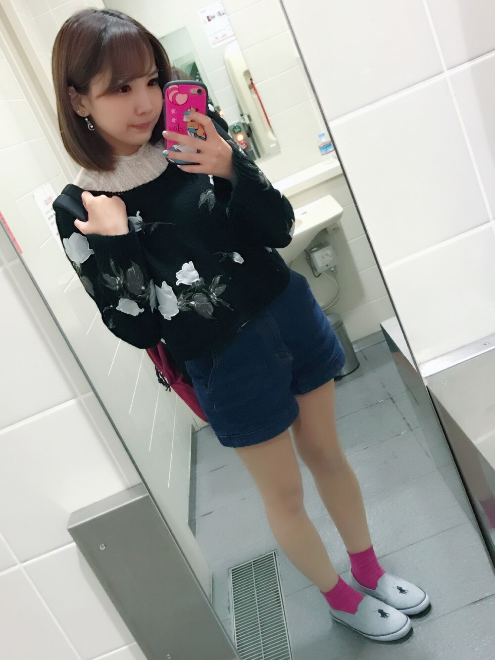 ホワイト系のTシャツ/カットソー、ブラック系のトップス、ブルー系のその他パンツを着用したレディースの冬コーディネートの1枚目の写真