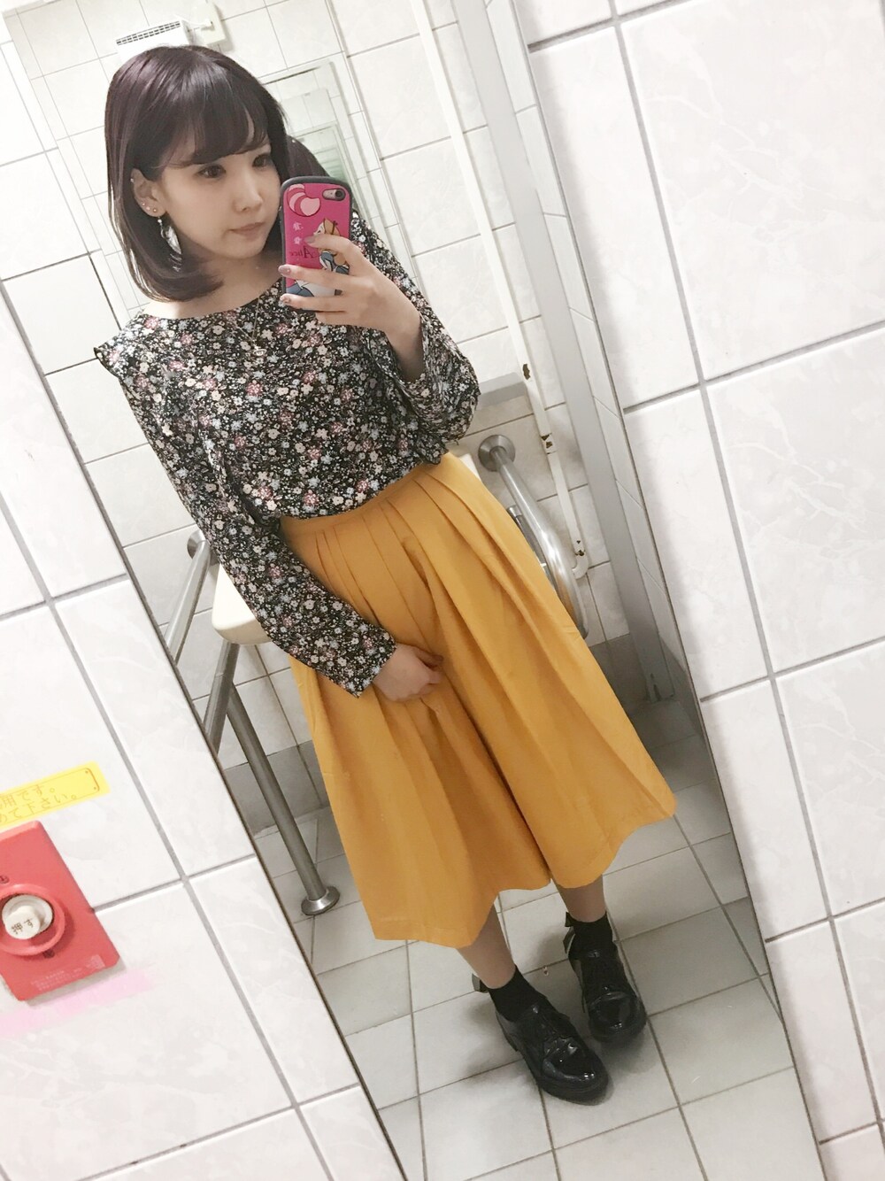 その他のシャツ/ブラウス、イエロー系のスカート、ブラック系のその他シューズを着用したレディースの春コーディネートの1枚目の写真