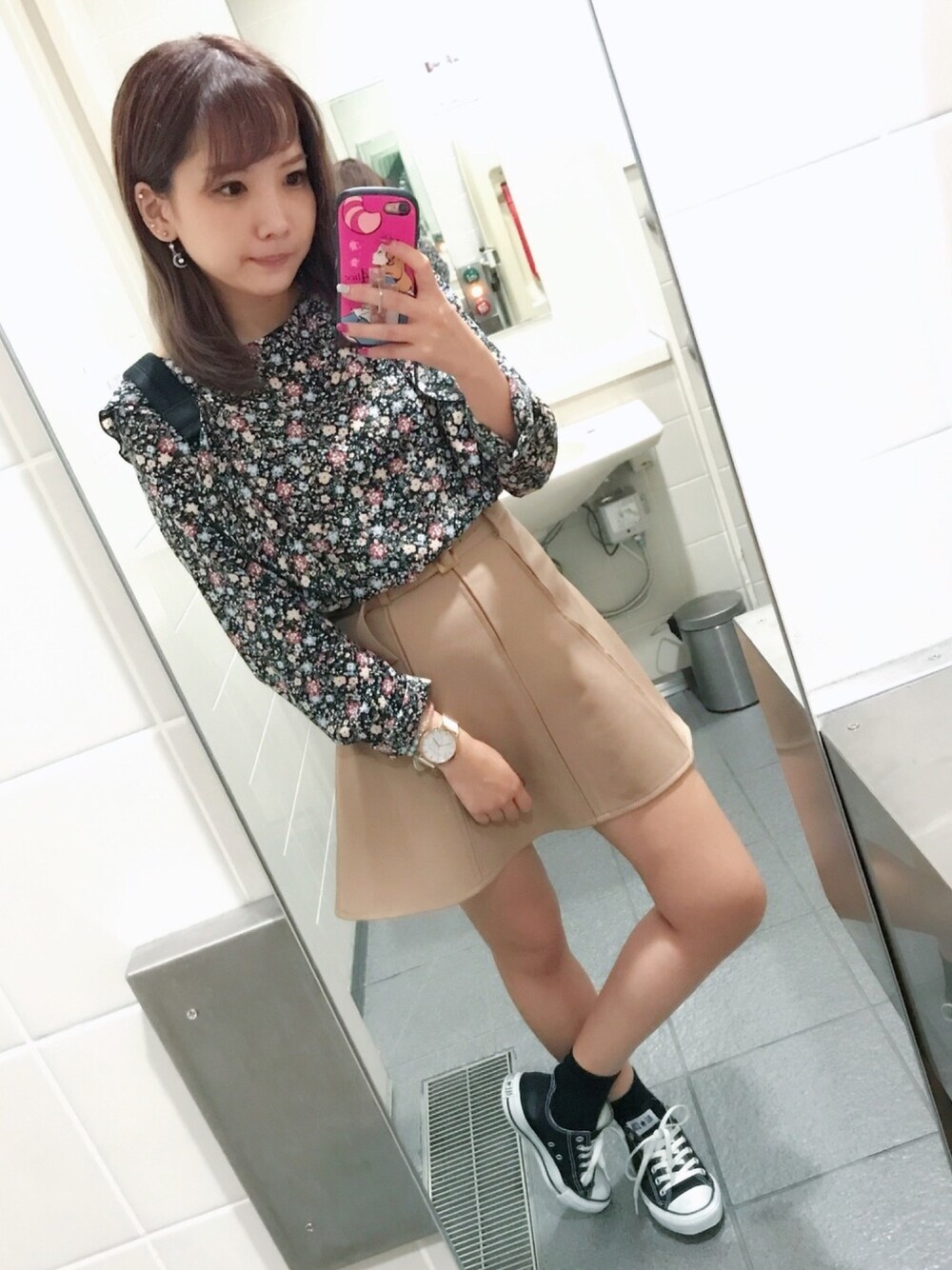 その他のシャツ/ブラウス、ベージュ系のスカート、ブラック系のバックパック/リュックを着用したレディースの秋コーディネートの1枚目の写真