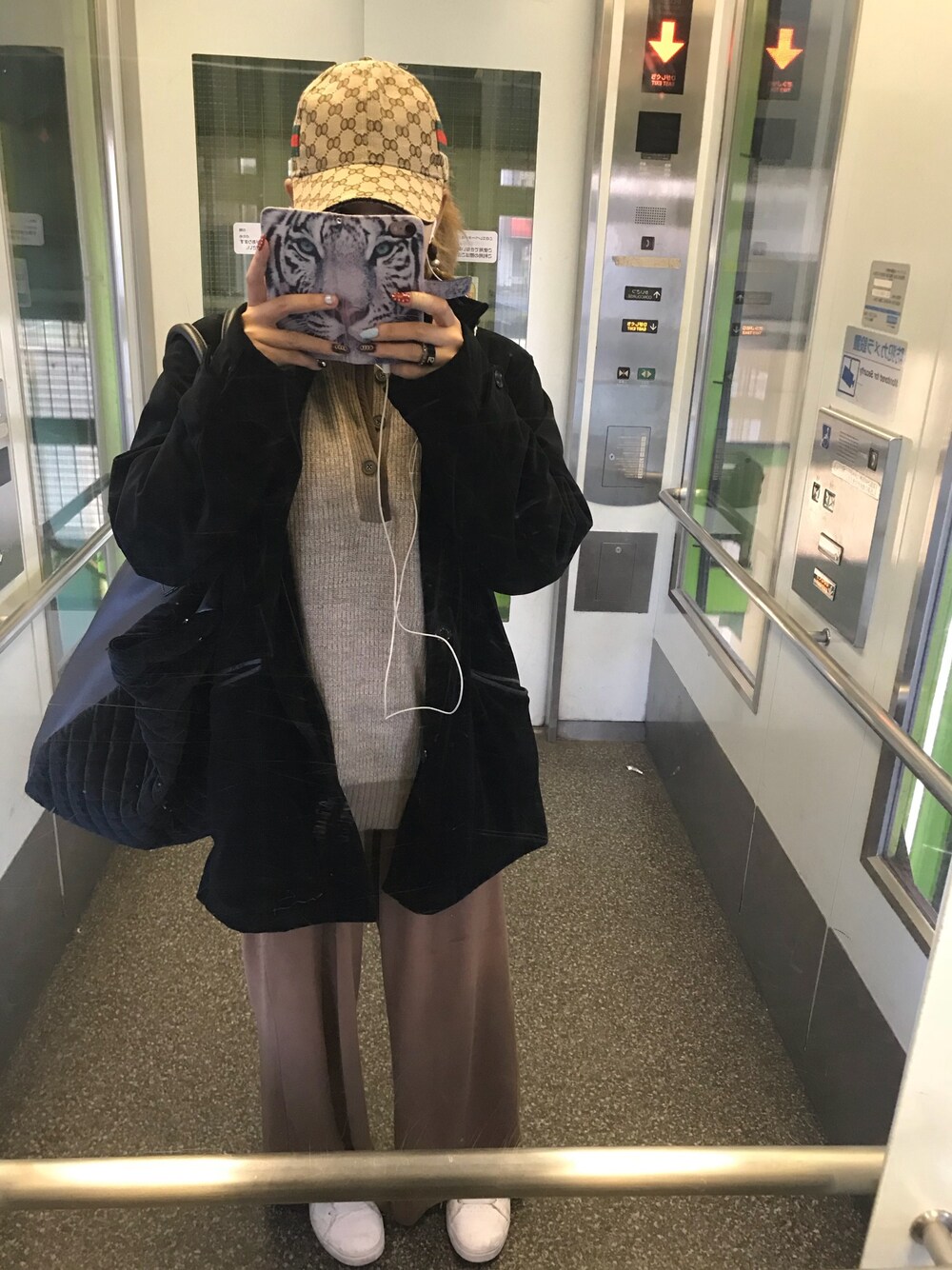 「PLAYBOYのアイテム（トップス、ベージュ系）」を使った、気まぐれちゃんさん（レディース・160cm）の秋コーディネートの1枚目の写真