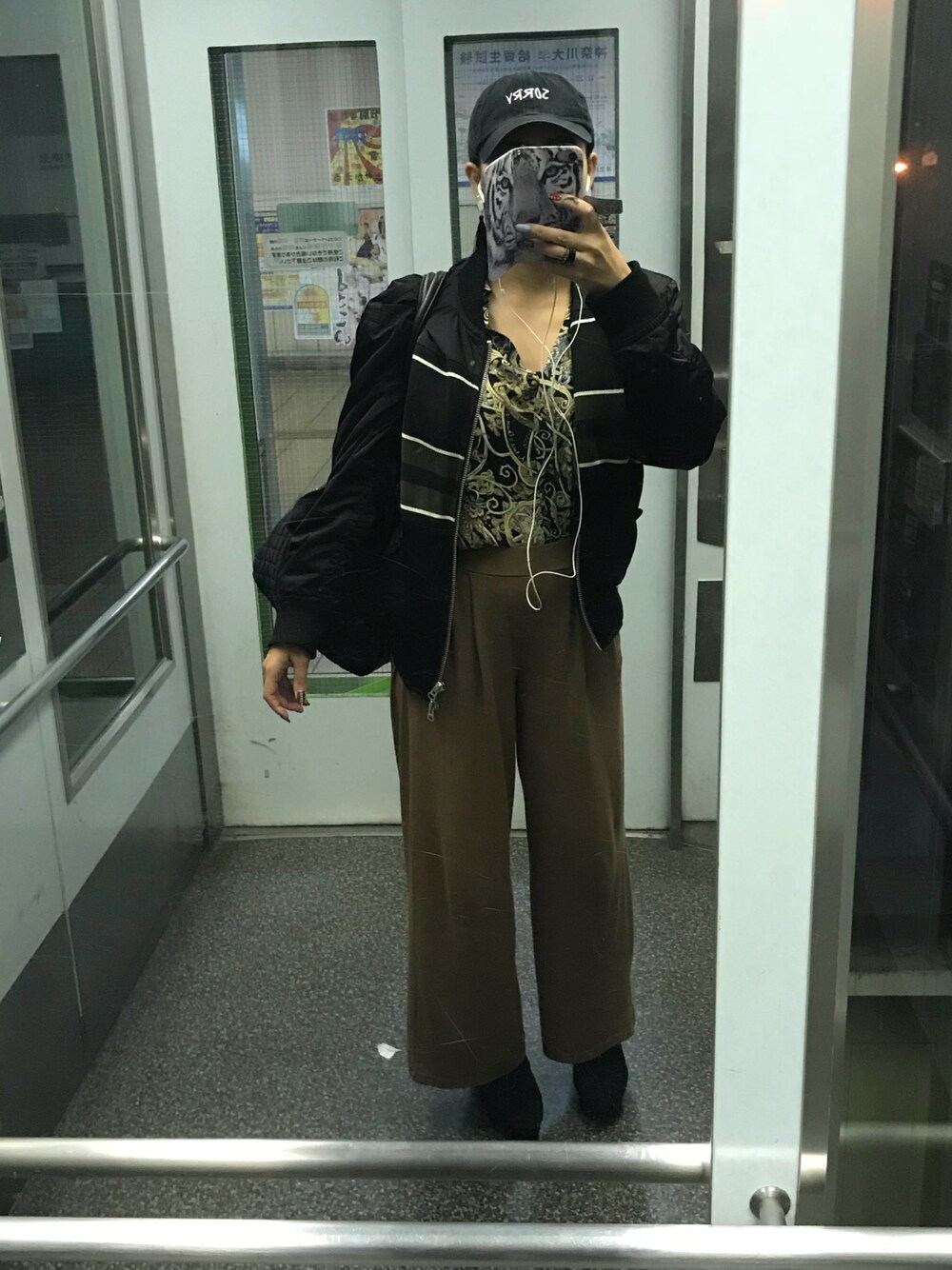 「AZULのアイテム（パンツ、ブラウン系）」を使った、気まぐれちゃんさん（レディース・160cm）の秋コーディネートの1枚目の写真