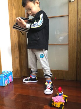 「kladskap（クレードスコープ）のアイテム（パンツ）」を使った、kgudさん（キッズ・100cm）の冬コーディネート