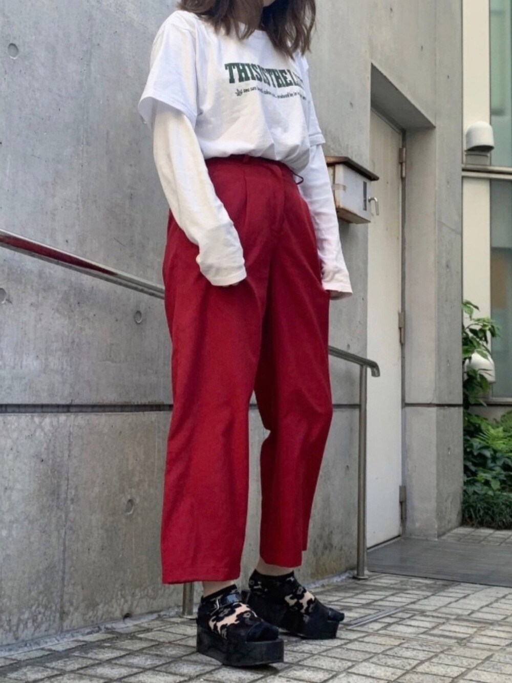 「夏コーデ、おしゃれさんと繋がりたい、moussy、シンプルコーデ、白Tシャツ、ロゴT、厚底サンダル、靴下 × サンダル、カラーパンツ、ストレートパンツ」｜「MOUSSYのWIDE TUCK PANTS（その他パンツ、レッド系）」を使った、ayakaさん（レディース・158cm）の春コーディネートの1枚目の写真