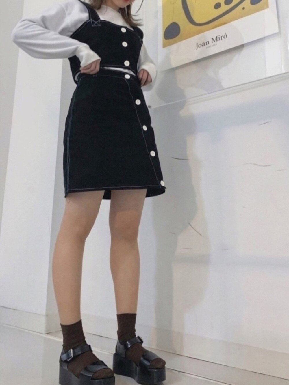 「シンプル、サンダル、お洒落さんとつながりたい、セットアップ、ビスチェ、厚底サンダル、モノトーン、ラクチンコーデ、LEE、FUJIROCKEEN」｜「Leeのショート丈　スウェット（スウェット、ホワイト系）」を使った、ayakaさん（レディース・157cm）の夏コーディネートの1枚目の写真