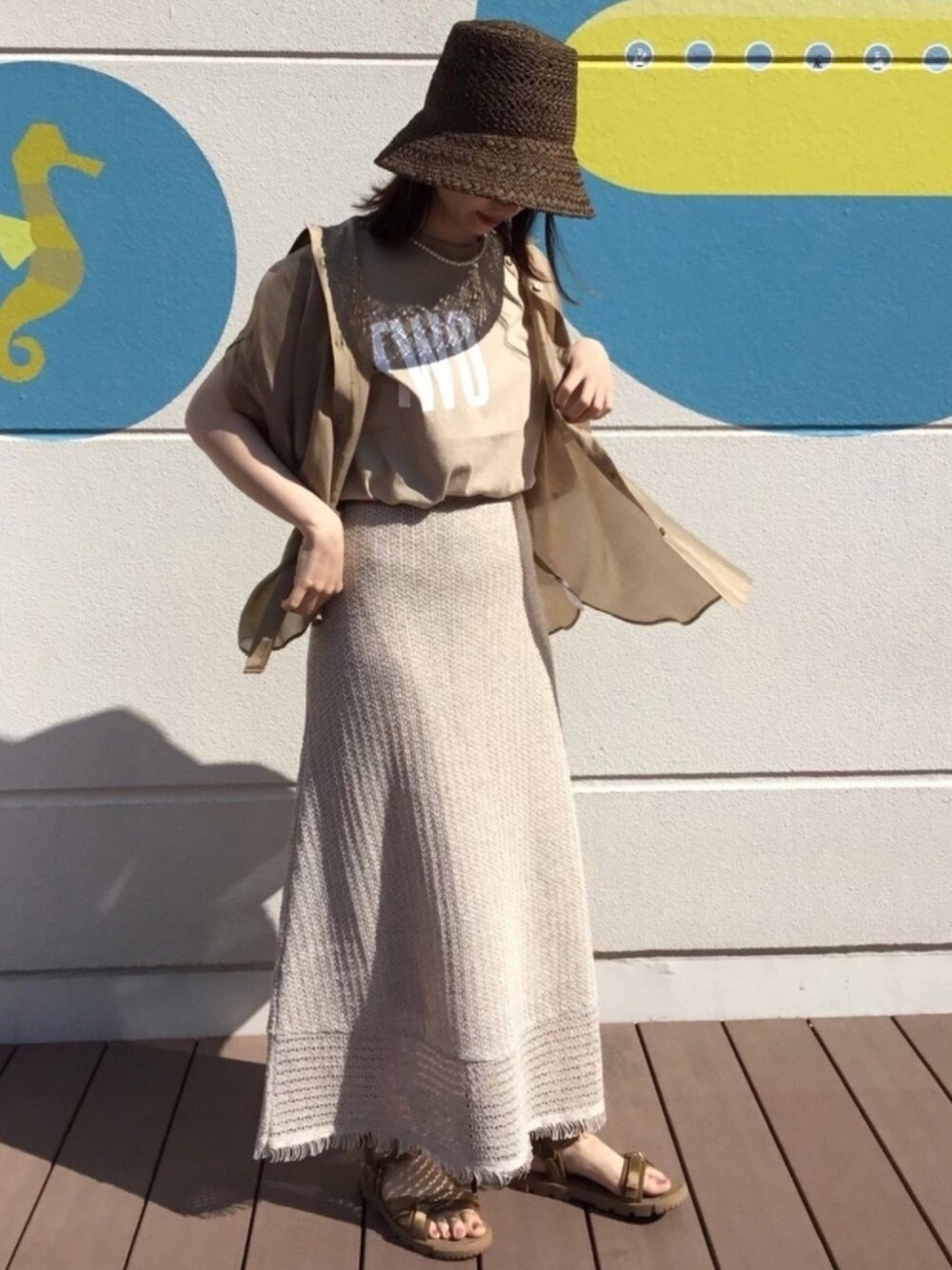 「休日コーデ、ootd、ベージュコーデ、バケットハット、SHAKA、オトナカジュアル、キレイめ、シンプル、シアー、ロゴT」｜「Torrazzo Donnaのアイテム（スカート、ベージュ系）」を使った、ayakaさん（レディース・157cm）の夏コーディネートの1枚目の写真