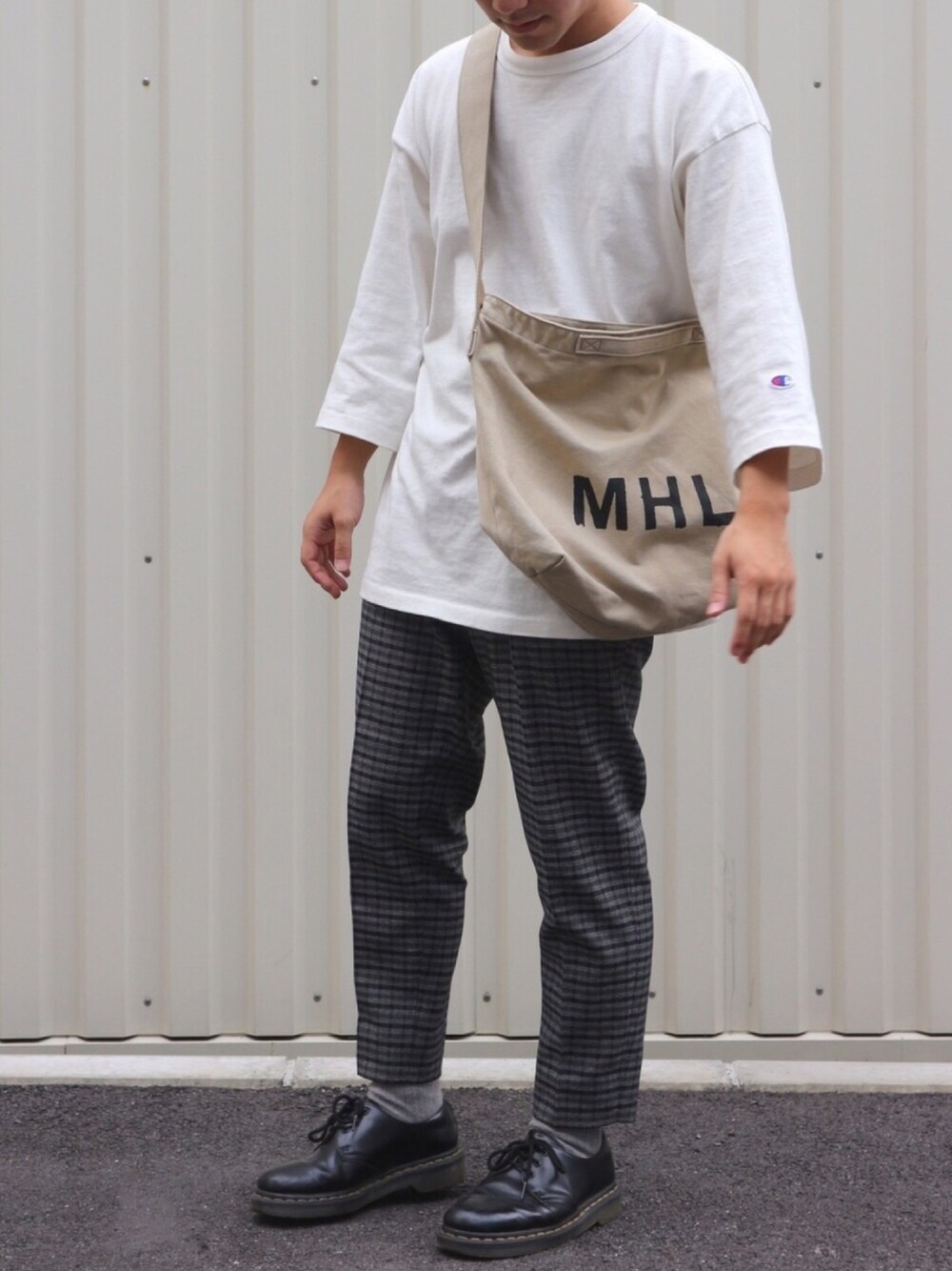 ベージュ系のショルダーバッグ、ホワイト系のTシャツ/カットソー、ブラック系のその他シューズを着用したメンズの秋コーディネートの1枚目の写真