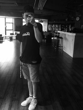 「复刻のアイテム（Tシャツ/カットソー、ブラック系）」を使った、荣小尚さん（メンズ）の夏コーディネート