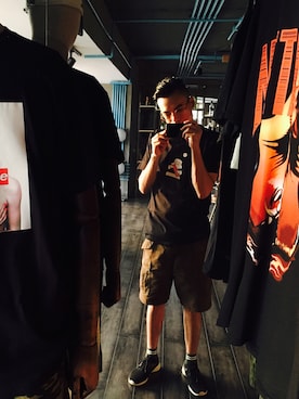 「Supreme （シュプリーム）のアイテム（Tシャツ/カットソー、ブラック系）」を使った、荣小尚さん（メンズ）の夏コーディネート