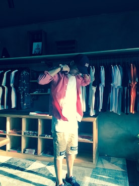 「原创品牌のアイテム（タンクトップ、ホワイト系）」を使った、荣小尚さん（メンズ）の夏コーディネート