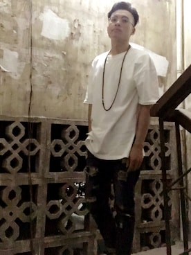 「原创のアイテム（Tシャツ/カットソー、ホワイト系）」を使った、荣小尚さん（メンズ）の夏コーディネート