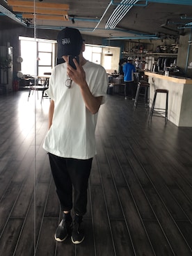 「原创のアイテム（Tシャツ/カットソー、ホワイト系）」を使った、荣小尚さん（メンズ）の夏コーディネート